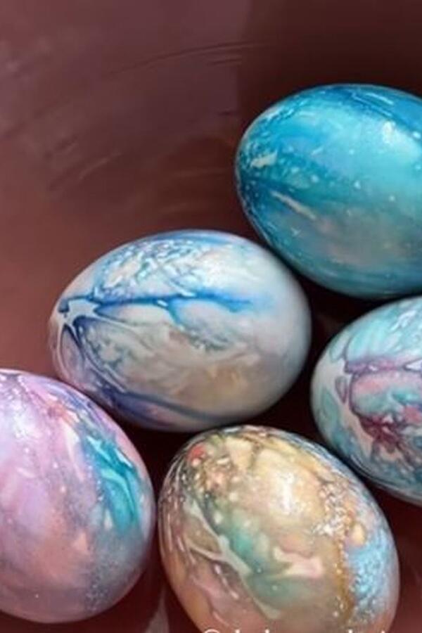 Kako ofarbati jaja bez farbe, da svako bude različito? "Svemirska jaja" su aposlutni uskršnji hit među mladim domaćicama