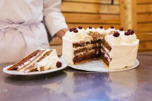 Torta nad tortama za sve prilike: Raskošna Mocart torta od dva fila obara sa nogu voćnim ukusom (RECEPT)