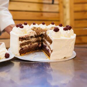 Torta nad tortama za sve prilike: Raskošna Mocart torta od dva fila obara sa nogu voćnim ukusom (RECEPT)